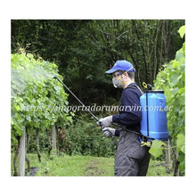Cargar imagen en el visor de la galería, Fumigadora BP Manual Tipo Mochila 20 Litros. Trabajando
