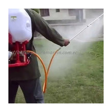 Cargar imagen en el visor de la galería, Fumigadora de Varilla. 25 Litros, Motor 2T. Century. Trabajando